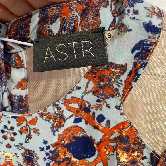 ASTR Women’s Blue Floral Fit & Flare Dress Size Small Mesh Back Cutout Sleeveles - Picture 2 of 8